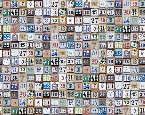 Tapeta w stylu retro Rebel Walls R18522 Tiny House Numbers Colorful Pops