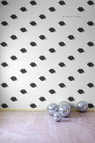 Fototapeta usta Rebel Walls R19433 Kissing Booth Black Maximalism More is More