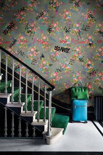Fototapeta kwiaty i graffiti London Art DSQ2W04-01 Vandalized Granny's Flowers Dsquared2