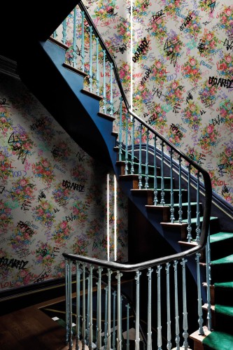 Fototapeta kwiaty i graffiti London Art DSQ2W04-03 Vandalized Granny's Flowers Dsquared2