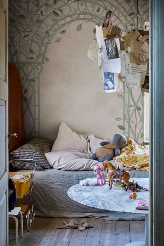 Fototapeta kratownica z pnączem kwiatów Rebel Walls R21017 Poetic Trellis Light Blue Poetic