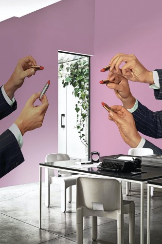 Tapeta w męskie dłonie London Art 06TP 02 Beauty Is Nothing Luxury Shit Toiletpaper