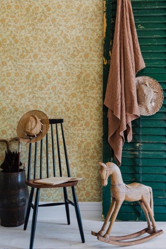 Tapeta Kwiaty Mind The Gap BACKYARD FLOWERING Seacrest WP30005 Transylvanian Roots