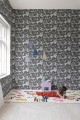 Tapeta domek na drzewie Rebel Walls R18011 Treehouse Graphite Dreamland