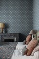 Tapeta kratownica Sandberg S10272 Turtledove Barn Indigo Blue Le Village