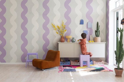 Fototapeta falujące paski Rebel Walls R19425 Wobbly Lilac Maximalism More is More