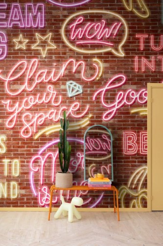 Fototapeta neonowe napisy i cegła Rebel Walls R19473 Neon Vibes Brickwall Maximalism More is More