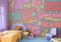 Fototapeta neonowe napisy i betonowa ściana  Rebel Walls R19474 Neon Vibes Concrete Maximalism More is More