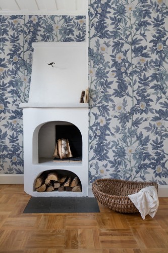 Fototapeta pnącza róż Rebel Walls R18717 Rose Hip Blue Cottage Core