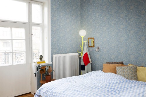 Fototapeta kwiaty maku Rebel Walls R18724 Golden Poppy Baby Blue Cottage Core