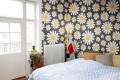 Fototapeta stokrotki retro Rebel Walls R19580 Dashing Daisies Midnight Cottage Core