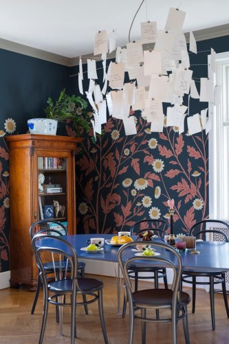 Fototapeta roślinna rumianek Rebel Walls R19585 Chamomile Midnight Cottage Core