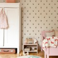 Tapeta wisienki i paski Little Cherries on Pink Stripes Dekornik DEKO.TAP.389