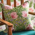 Tkanina welurowa z botanicznym wzorem Morris & Co. 227215 Pimpernel Bedford Park Fabric
