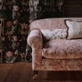 Tkanina haftowana z botanicznym wzorem Sanderson 237390 Mydsommer Pickings Giles Deacon