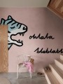 Fototapeta rozmawiające dzikie koty Rebel Walls R20620 Cat Talk Pink Family Fun