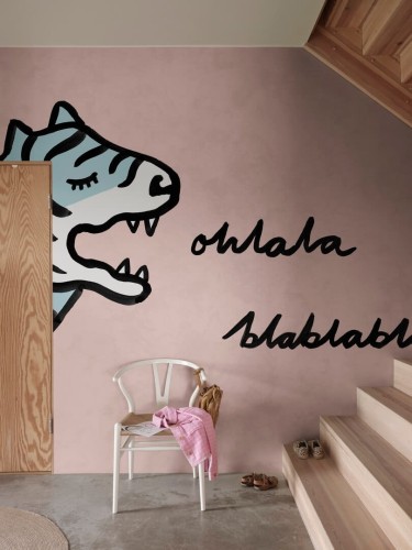 Fototapeta rozmawiające dzikie koty Rebel Walls R20620 Cat Talk Pink Family Fun