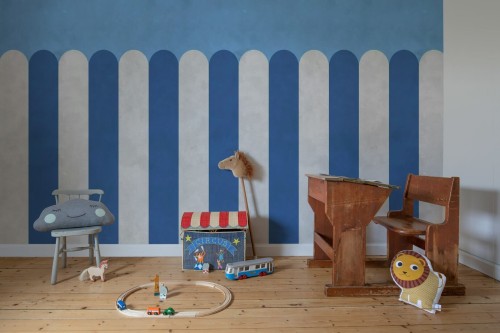Fototapeta zaokrąglone paski Rebel Walls R21018 Circus Stripes Blueberry Hot Pops
