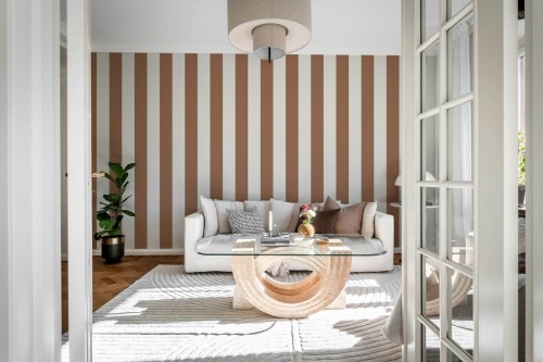 Fototapeta paski Rebel Walls R21222 Happy Stripes Mocha Mousse Hot Pops