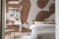 Fototapeta abstrakcyjna Rebel Walls R21223 Wiggle Shapes Mocha Mousse Hot Pops
