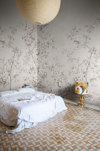 Fototapeta kwiatowe pnącza róż Rebel Walls R20357 Floral Chinoiserie Gray Poetic