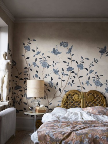 Fototapeta kwiatowe pnącza i motyle Rebel Walls R20358 Whispering Petals Blue Poetic