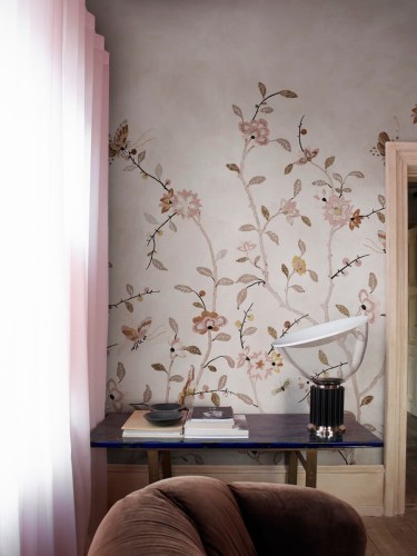 Fototapeta kwiatowe pnącza i motyle Rebel Walls R20359 Whispering Petals Pink Poetic