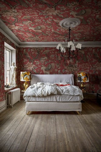 Fototapeta botaniczna z drapieżnymi ptakami Rebel Walls R20968 Wings in Bloom Red Poetic