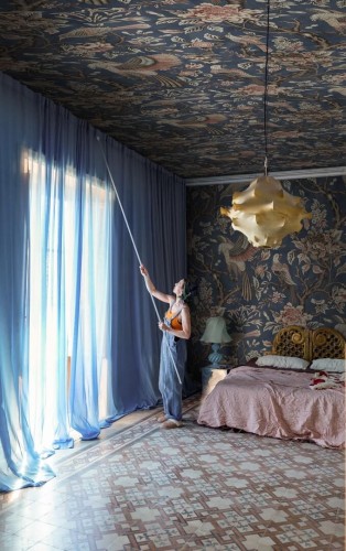 Fototapeta botaniczna z drapieżnymi ptakami Rebel Walls R20971 Wings in Bloom Dark Blue Poetic