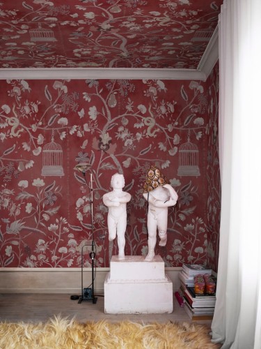 Fototapeta poetycki ogród pełen tajemnic i smoków Rebel Walls R20972 Mystic Garden Red Poetic