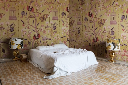 Fototapeta poetycki ogród pełen tajemnic i smoków Rebel Walls R20976 Mystic Garden Yellow Poetic