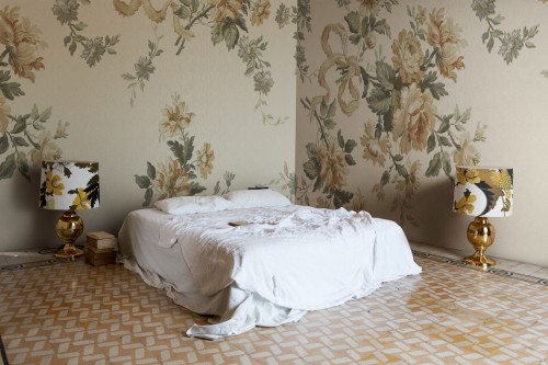 Fototapeta kwiatowa girlanda Rebel Walls R20991 Vintage Bow Yellow Poetic