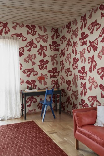 Fototapeta stylizowane ptaki Rebel Walls R20517 Dancing Wings Red Symbolic