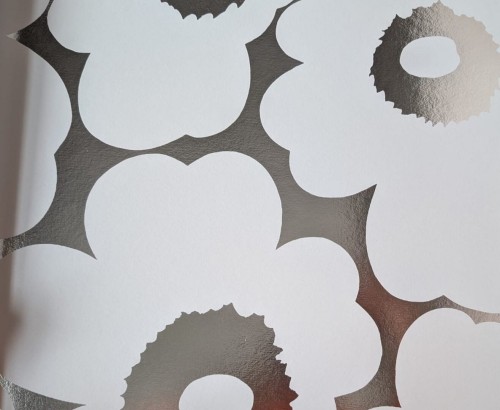 Tapeta metaliczna kwiaty maki J&V 25907 Unikko Marimekko