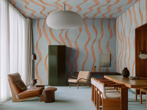 Fototapeta falujące prążki Rebel Walls R21624 Ribbon Stripe Blue Hot Pops