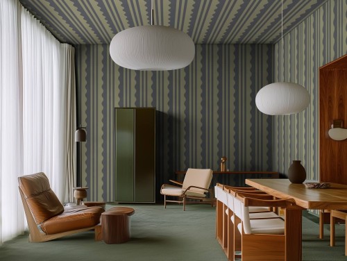 Fototapeta falujące paski Rebel Walls R21634 Wavy Stripe Dark Green Hot Pops