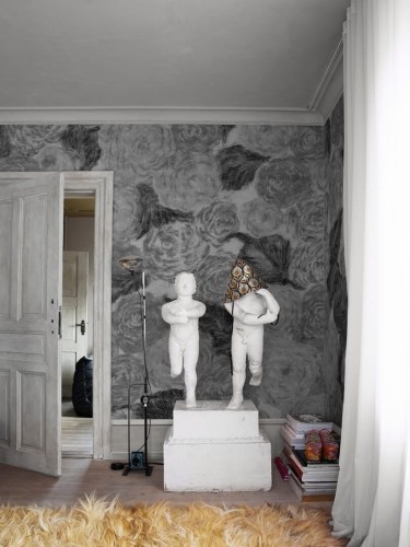 Fototapeta róże Rebel Walls R21286 Sol Rosa Black White Marie Olsson Nylander