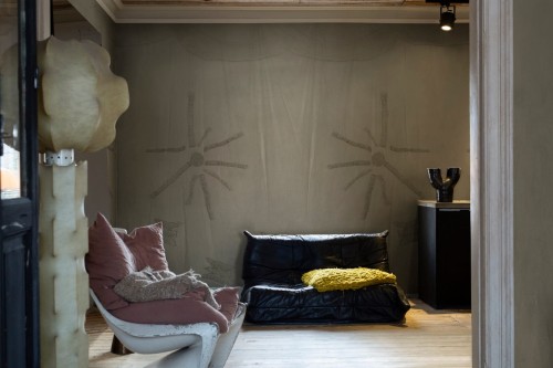 Fototapeta przypominająca delikatny haft Rebel Walls R21292 Silenzio Light Beige Marie Olsson Nylander