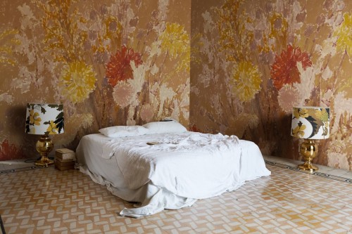 Fototapeta kwiaty w malarskim stylu Rebel Walls R21293 Lilians Bed Sunrise Marie Olsson Nylander