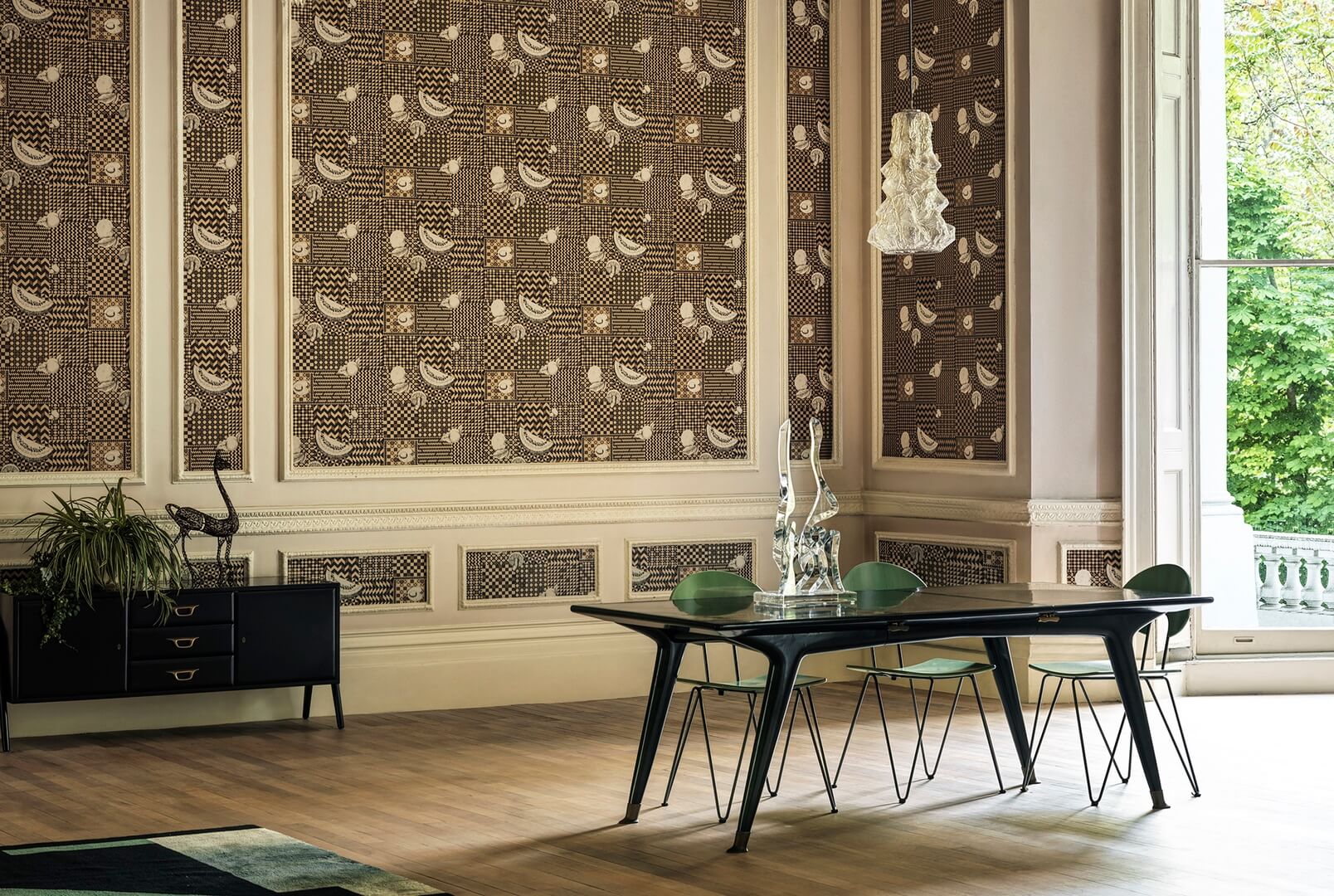 Tapeta owoce i geometria czarno-złota Cole & Son Frutta e Geometrico 123/6031 Fornasetti Senza Tempo II