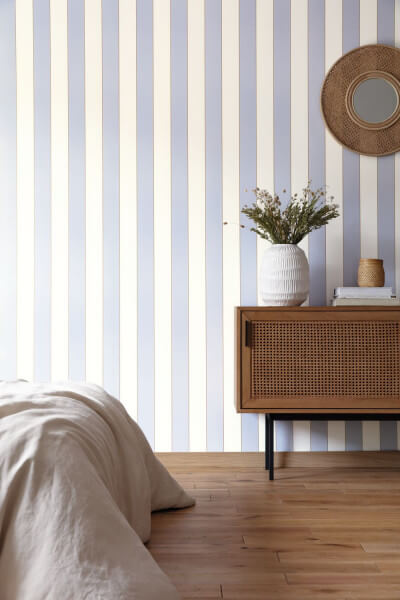 Tapeta do sypialni w pasy Caselio Sleep Tight PTB101746220 The Place to Bed