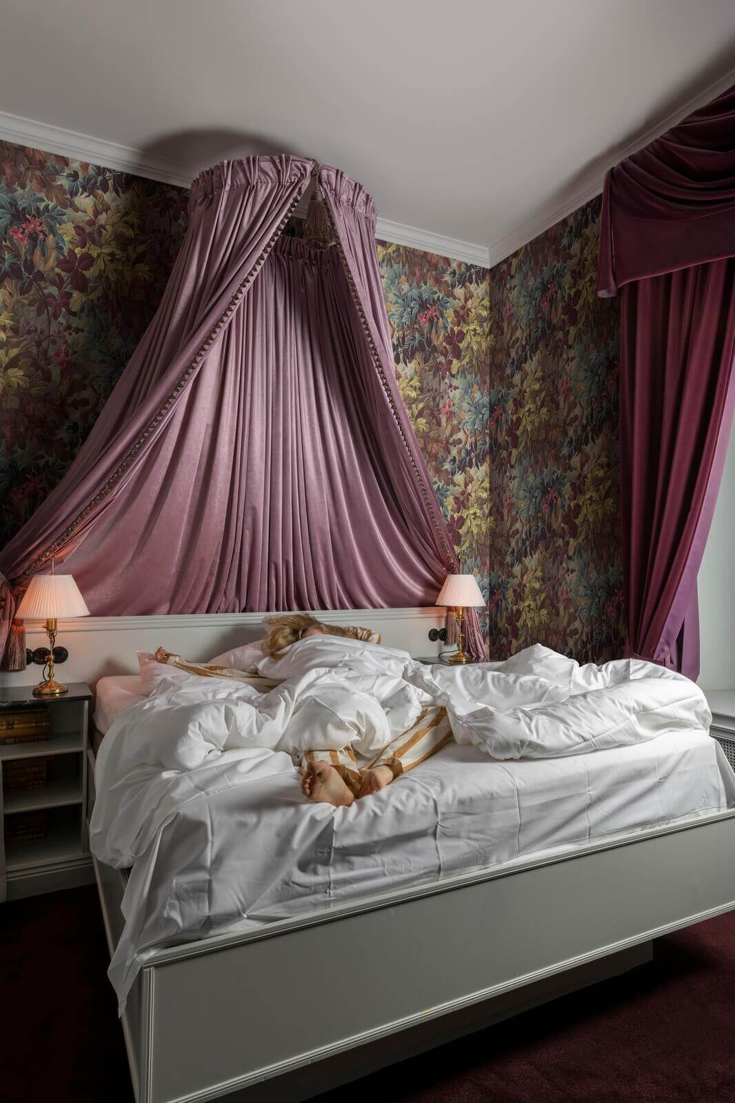 Tapeta roślinna Rebel Walls R17421 Anglessy Plum Oddity