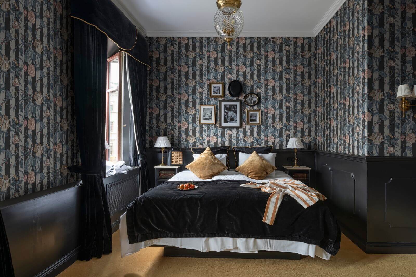 Tapeta z roślinnym pnączem Rebel Walls R17552 Soho Slate Oddity