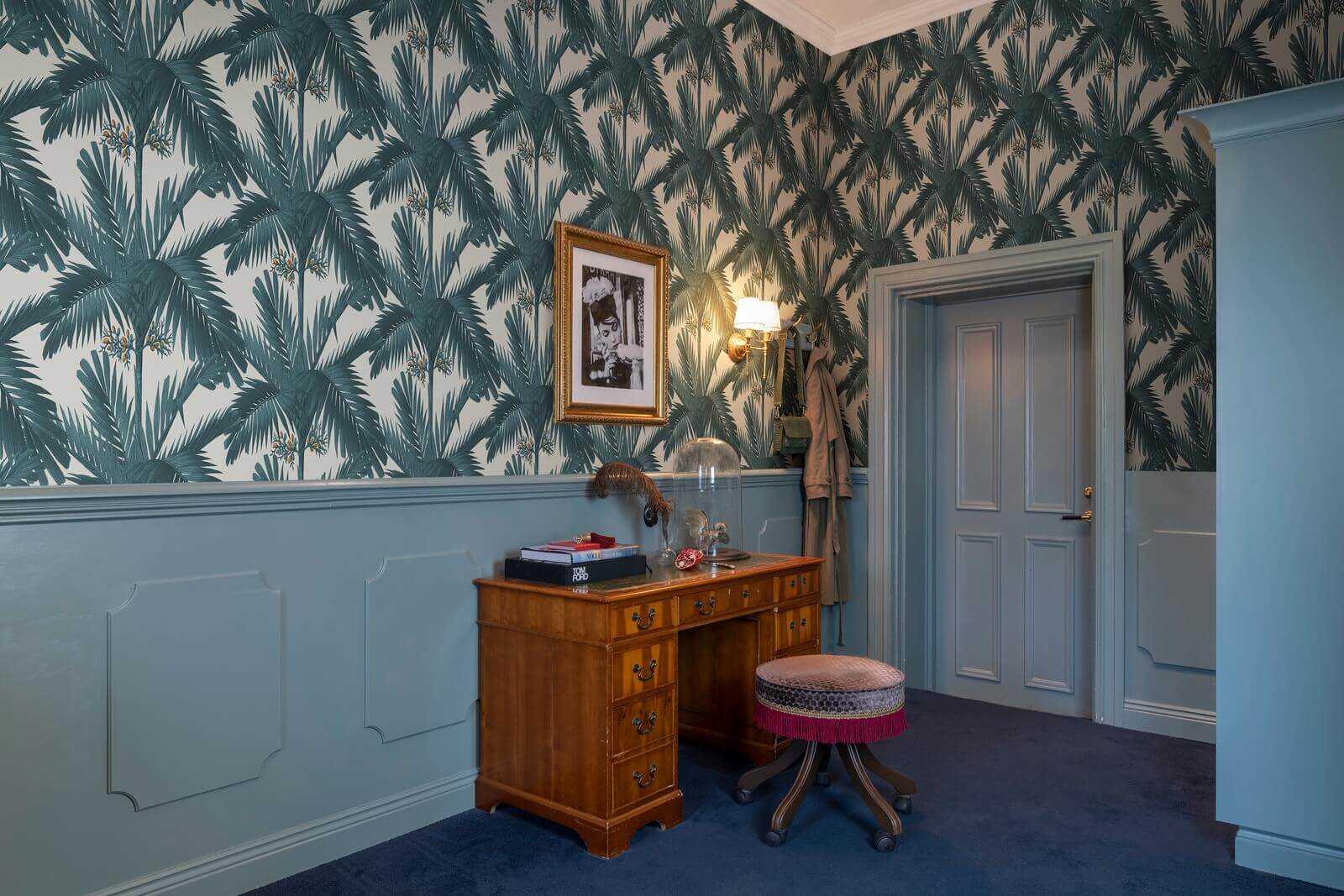 Tapeta w palmy Rebel Walls R17571 Palm Spring Teal Oddity