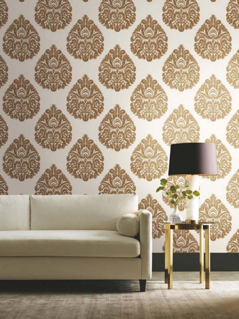 Złota tapeta w salonie z adamaszkiem KT2141