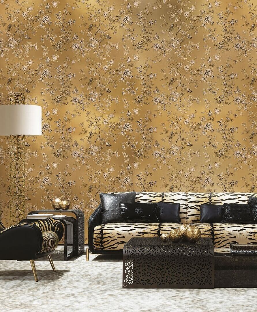 Złota tapeta w salonie w kwiatowe pnącza Roberto Cavalli RC19042