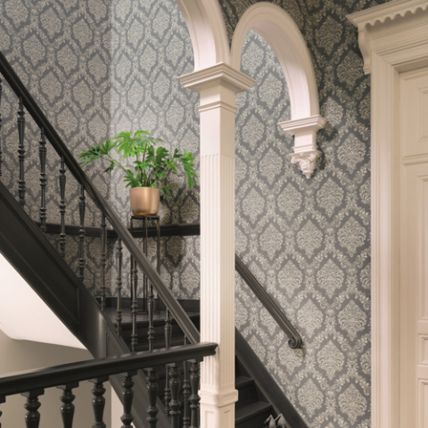 Klatka schodowa z sztukaterią