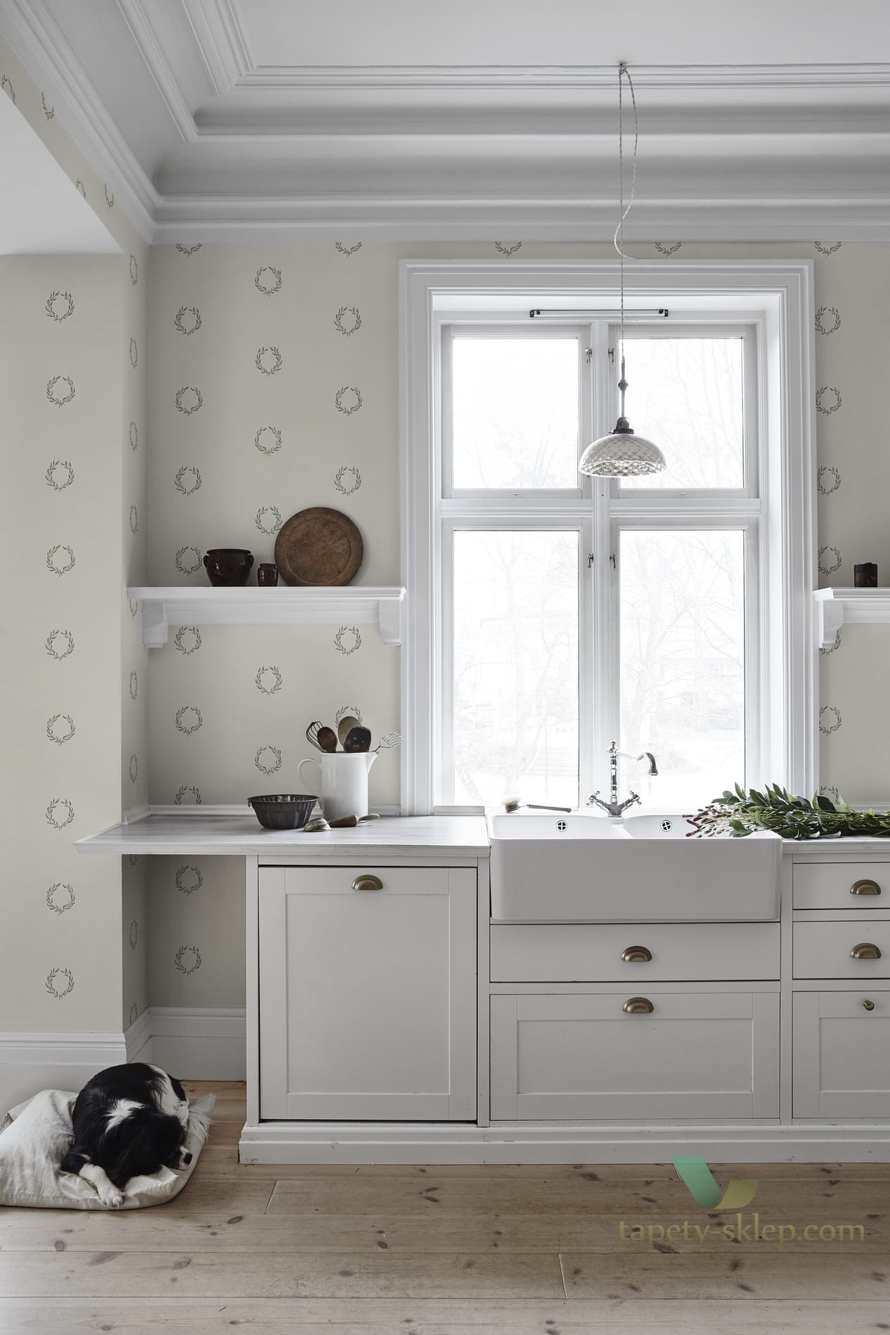 sztukateria przy oknie na suficie i przy podłodze