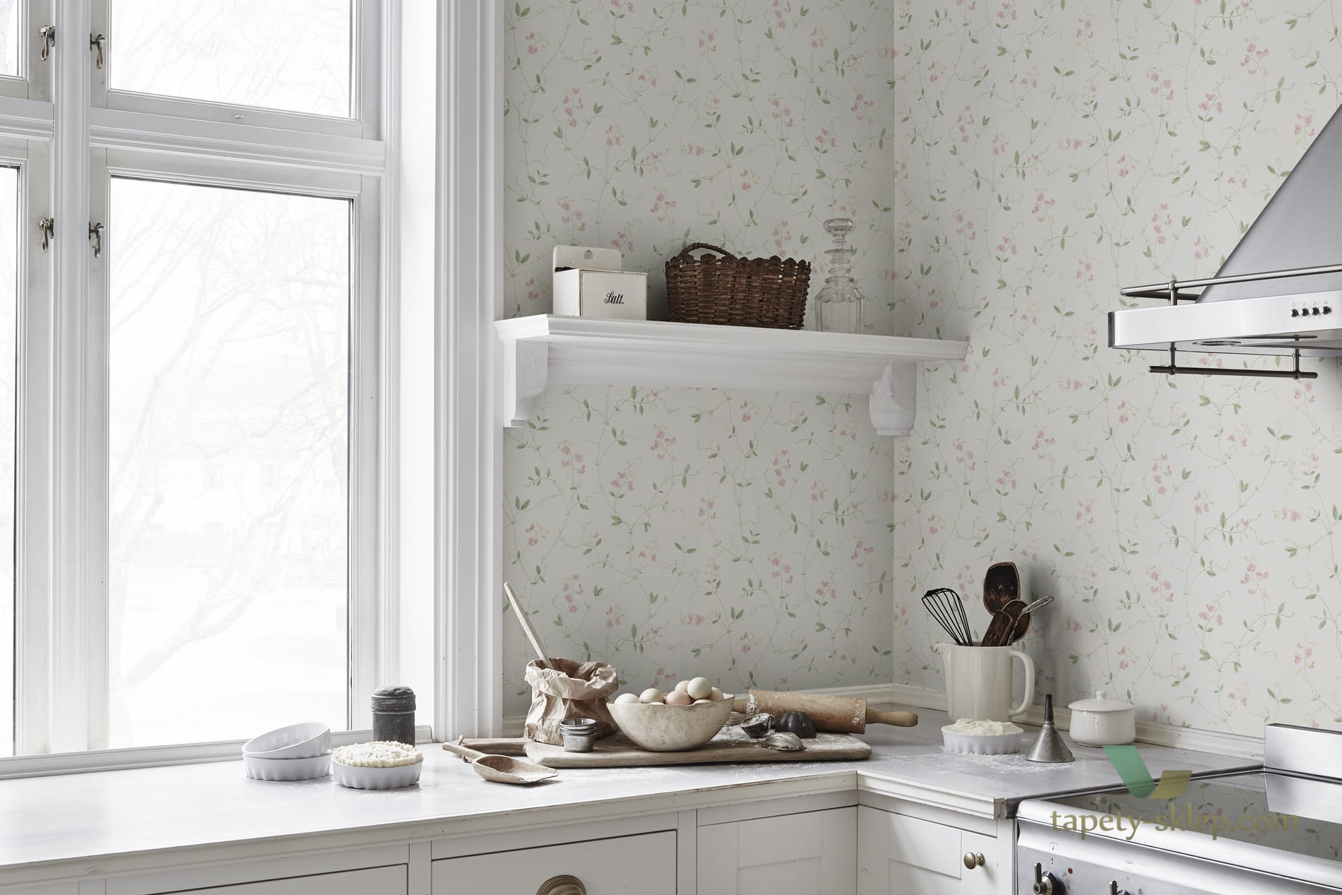 sztukateria przy blacie i oknie w kuchni