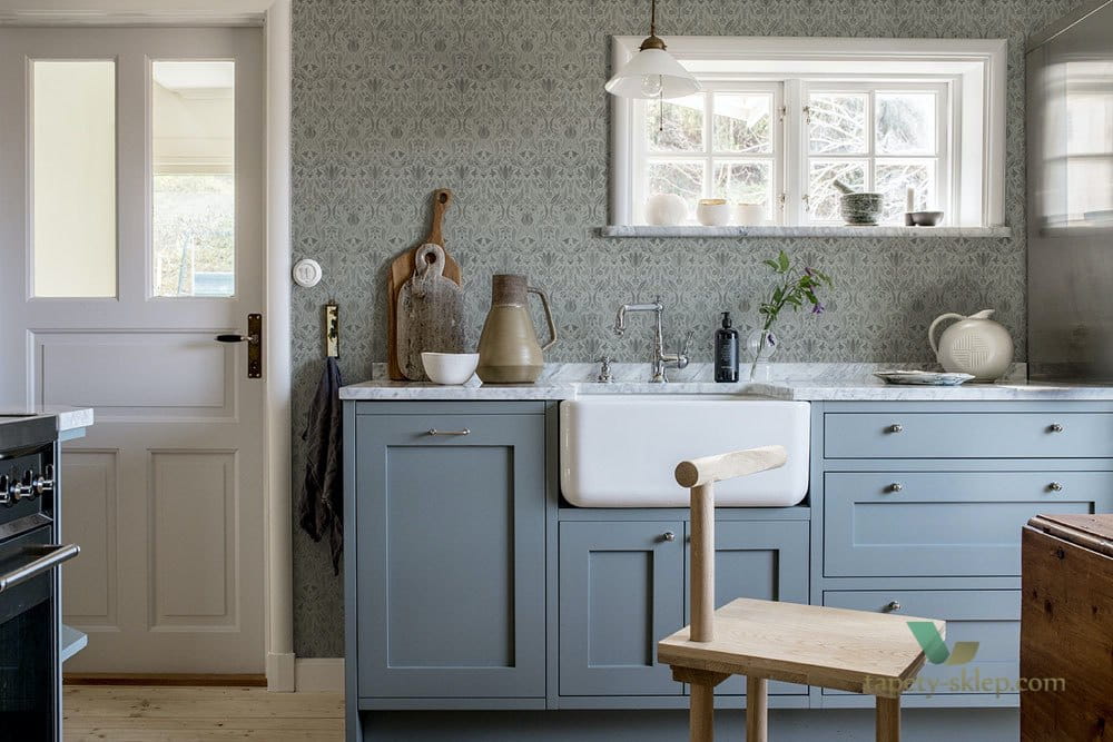 sztukateria na drzwiach w kuchni